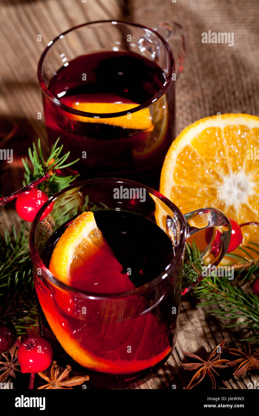 heisser aromatischer glühwein punsch mit orangen und zimt weihnachten ... heisser aromatischer glühwein punsch mit orangen und zimt weihnachten ...