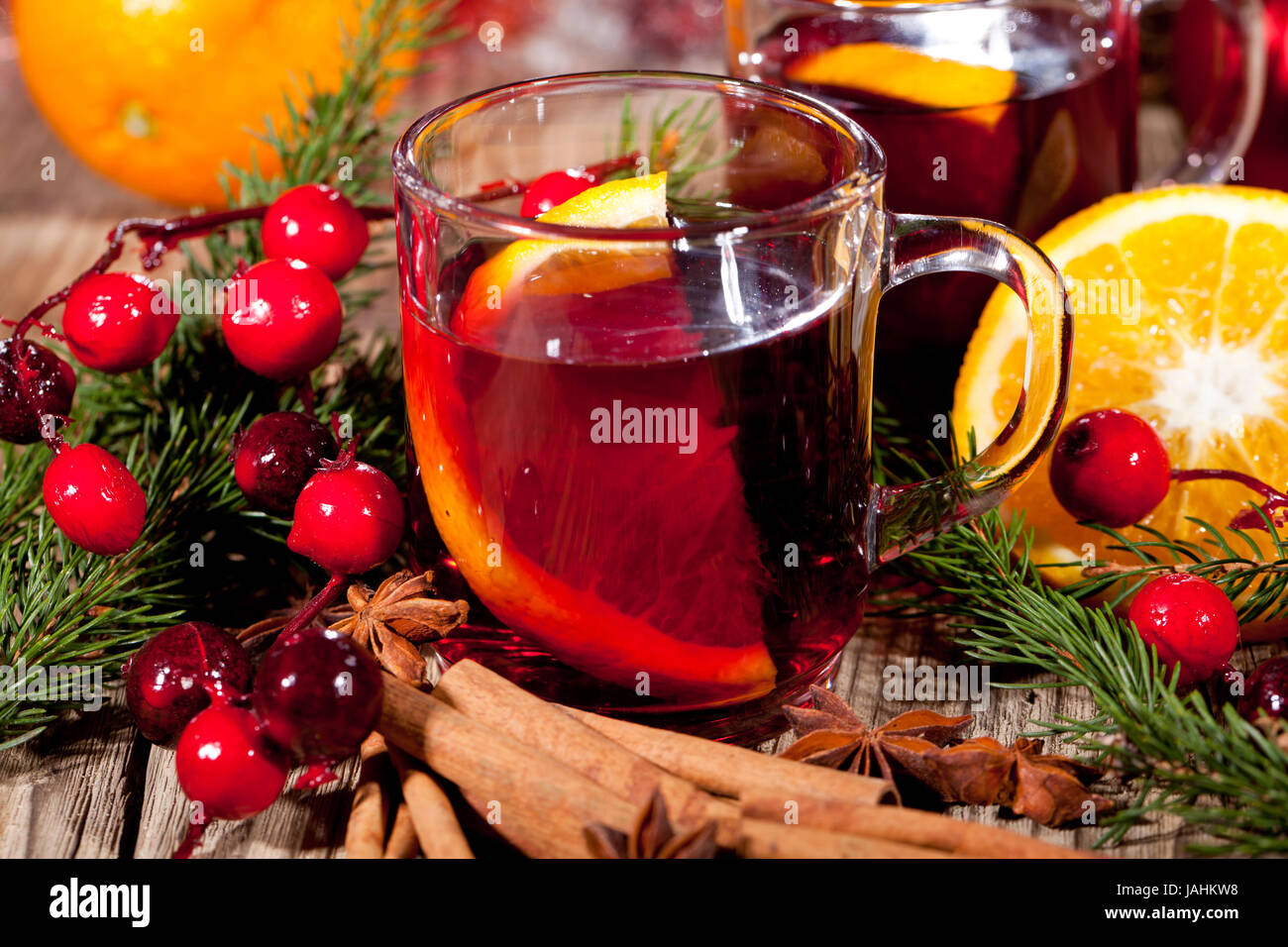 heisser aromatischer glühwein punsch mit orangen und zimt weihnachten ... heisser aromatischer glühwein punsch mit orangen und zimt weihnachten ...