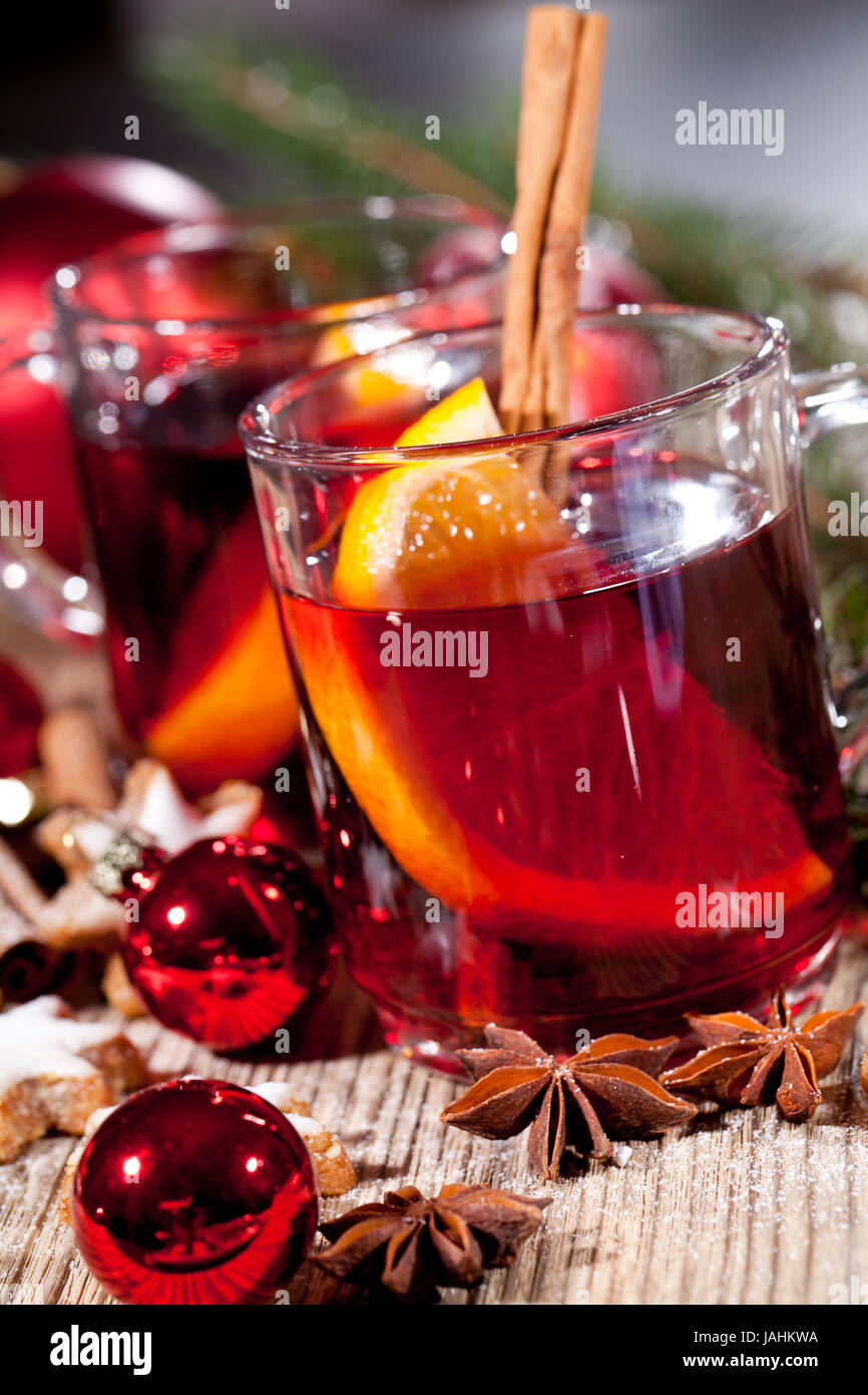 heisser aromatischer glühwein punsch mit orangen und zimt weihnachten ... heisser aromatischer glühwein punsch mit orangen und zimt weihnachten ...