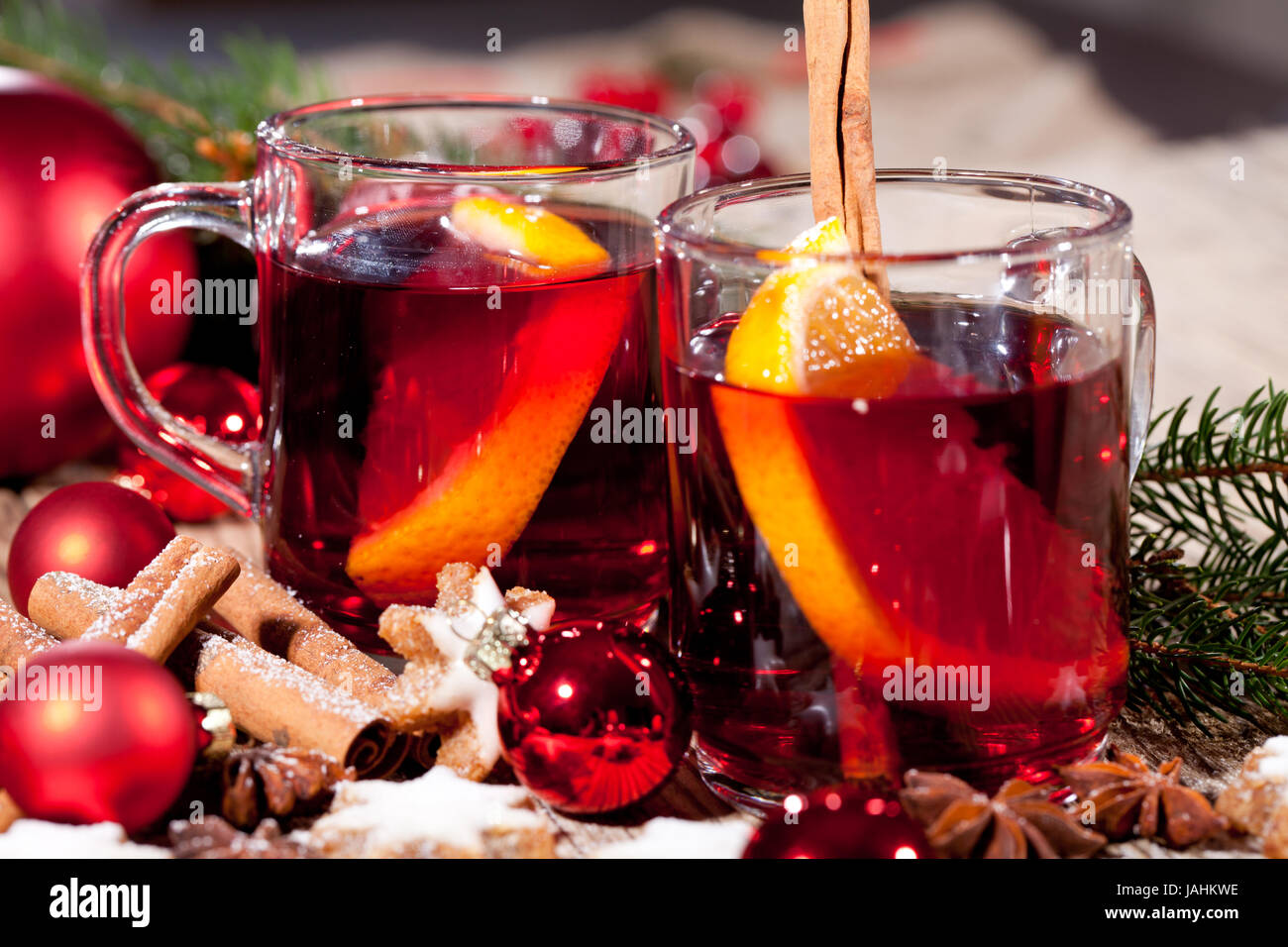 heisser aromatischer glühwein punsch mit orangen und zimt weihnachten  winter advent Stock Photo - Alamy
