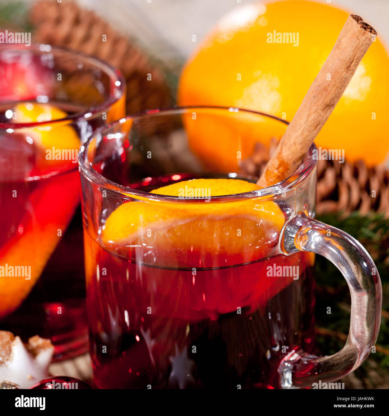 heisser aromatischer glühwein punsch mit orangen und zimt weihnachten ... heisser aromatischer glühwein punsch mit orangen und zimt weihnachten ...
