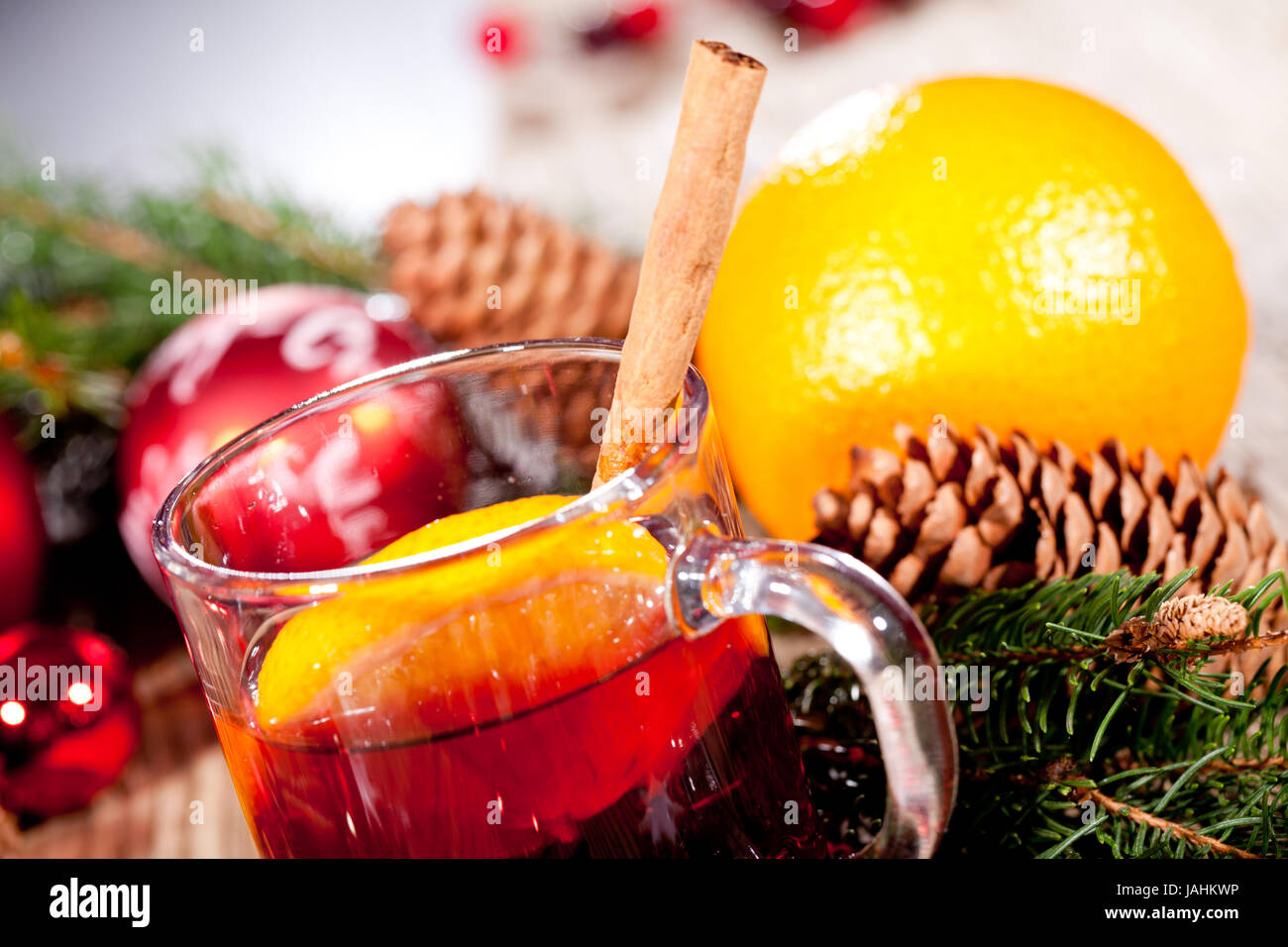 heisser aromatischer glühwein punsch mit orangen und zimt weihnachten ... heisser aromatischer glühwein punsch mit orangen und zimt weihnachten ...