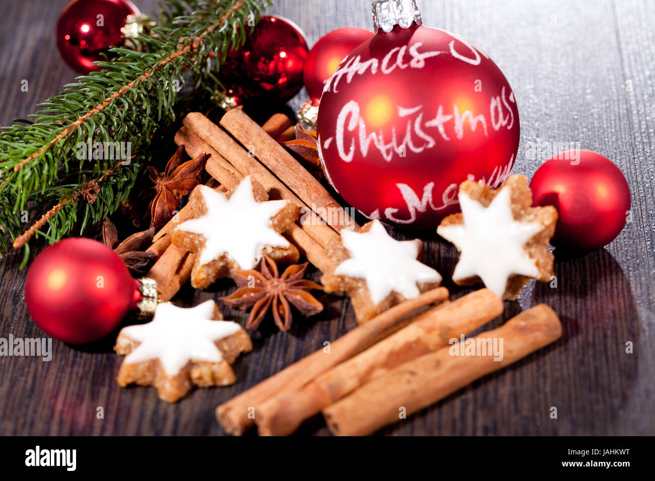 weihnachtsgebäck zimtsterne und zimtstangen dekoration im winter makro nahaufnahme Stock Photo