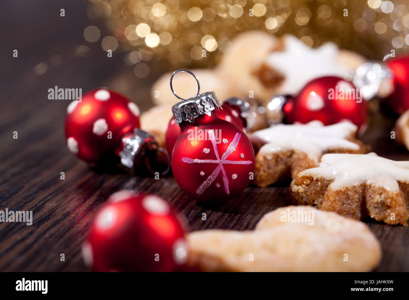 weihnachtsgebäck zimtsterne und zimtstangen dekoration im winter makro nahaufnahme Stock Photo