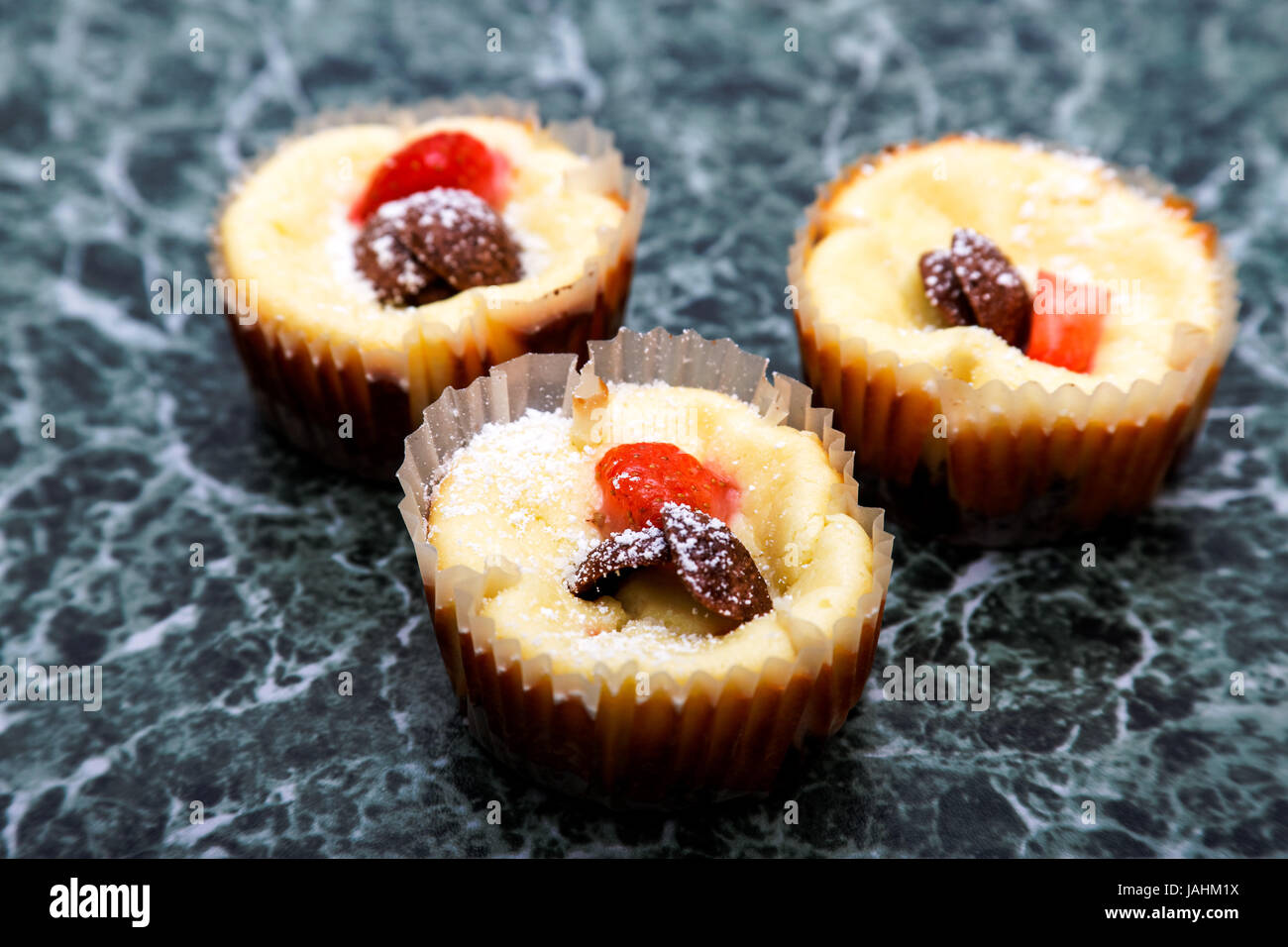 Muffins mit Frischkäse und frischen Erdbeeren,Muffins with cream cheese and fresh strawberries Stock Photo