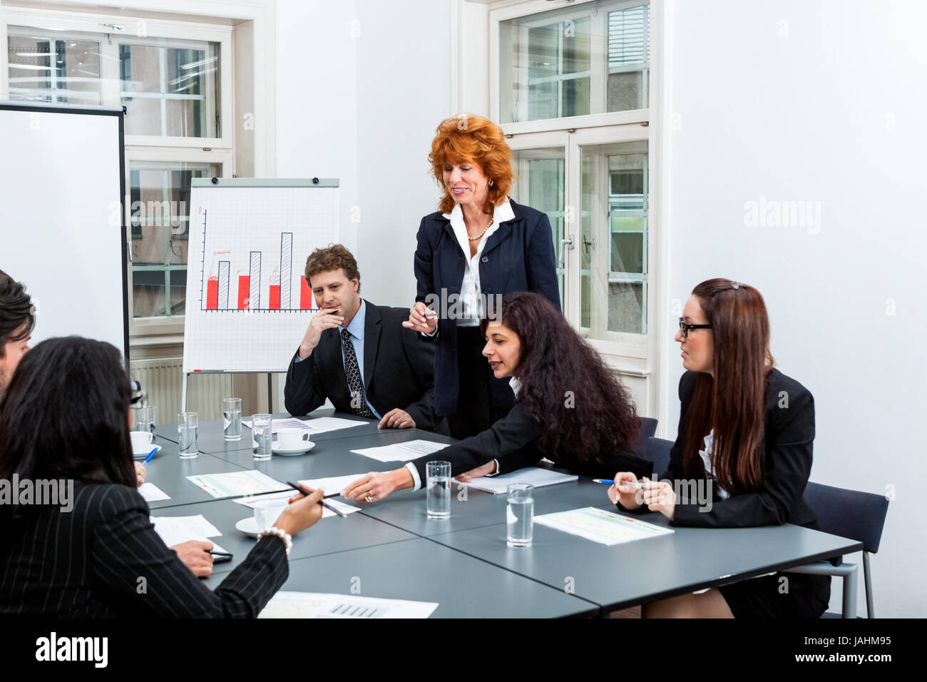Geschäftsleute an einem Tisch in einer Konferenz Präsentation Stock Photo