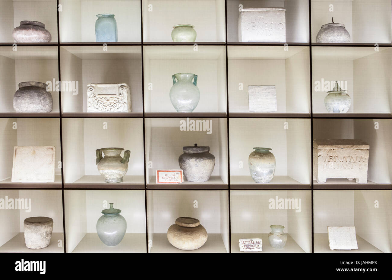 Cremation urns hires stock photography and images Alamy