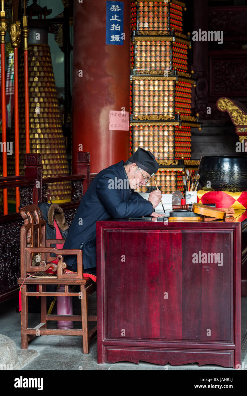 Taoist monk hi-res stock photography and images - Alamy