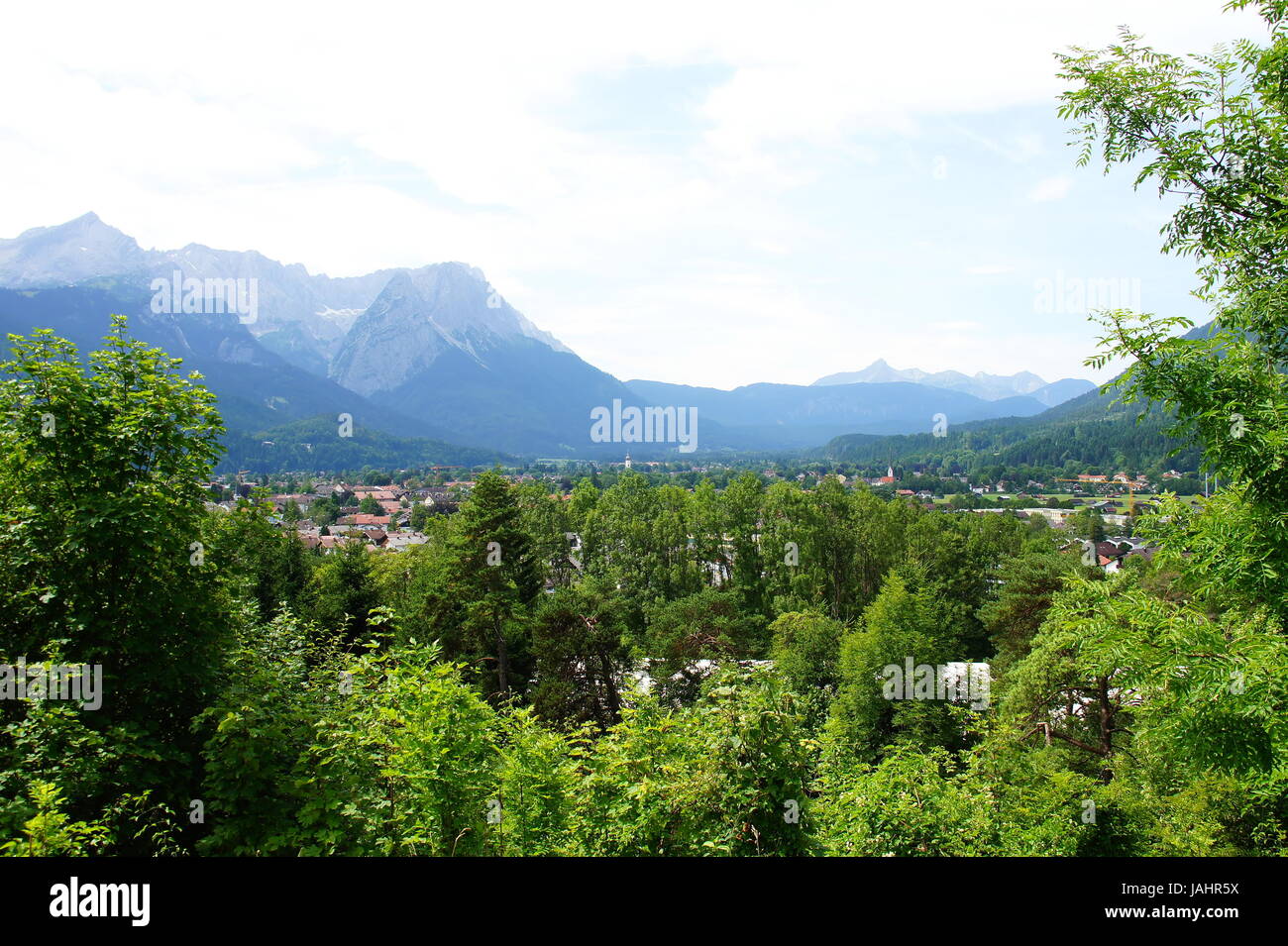Garmisch-Partenkirchen in den bayrischen Alpen im Sommer Stock Photo