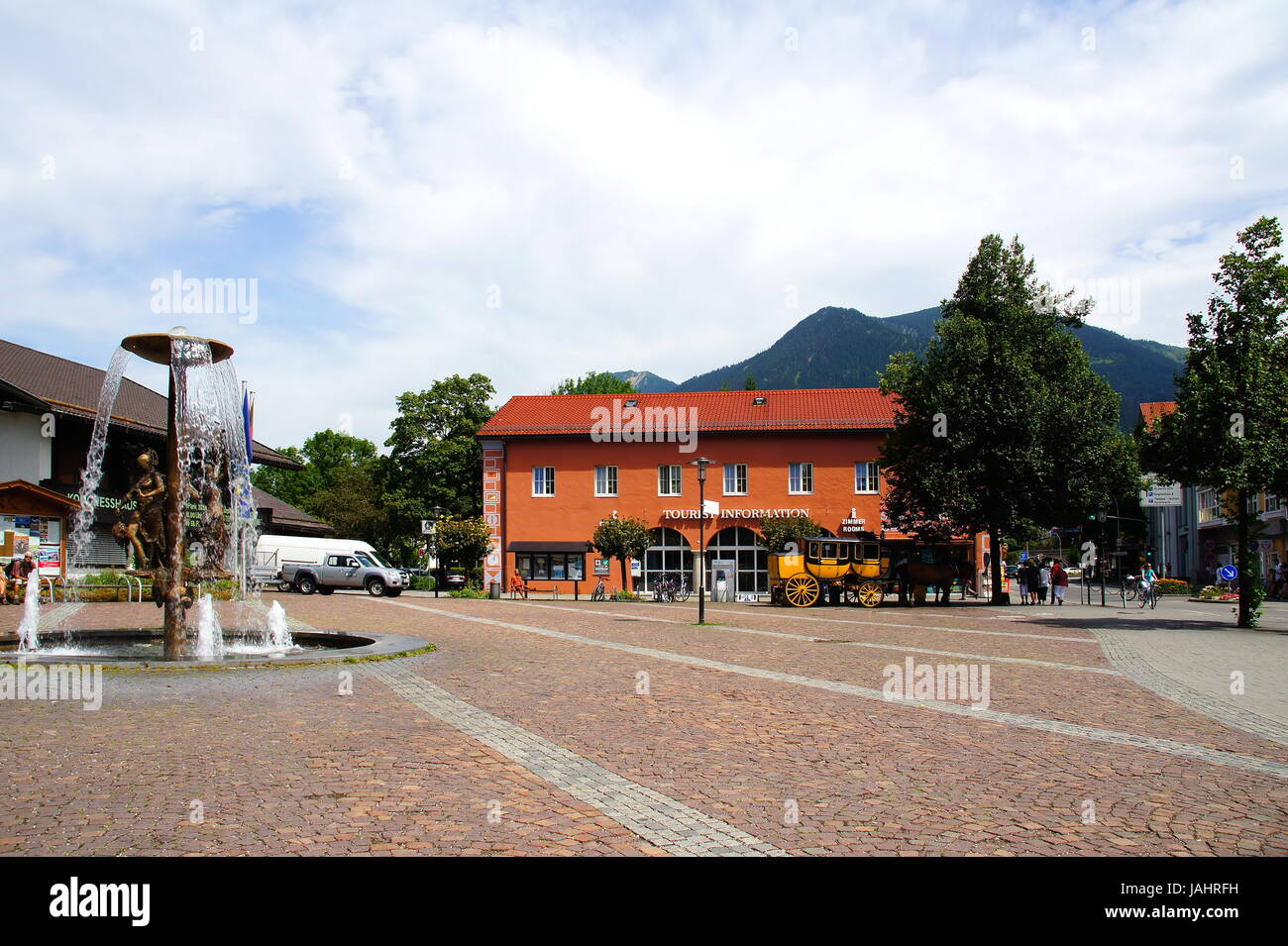 Richard-Strauß-Platz in Garmisch-Partenkirchen mit Touristinfo Stock Photo