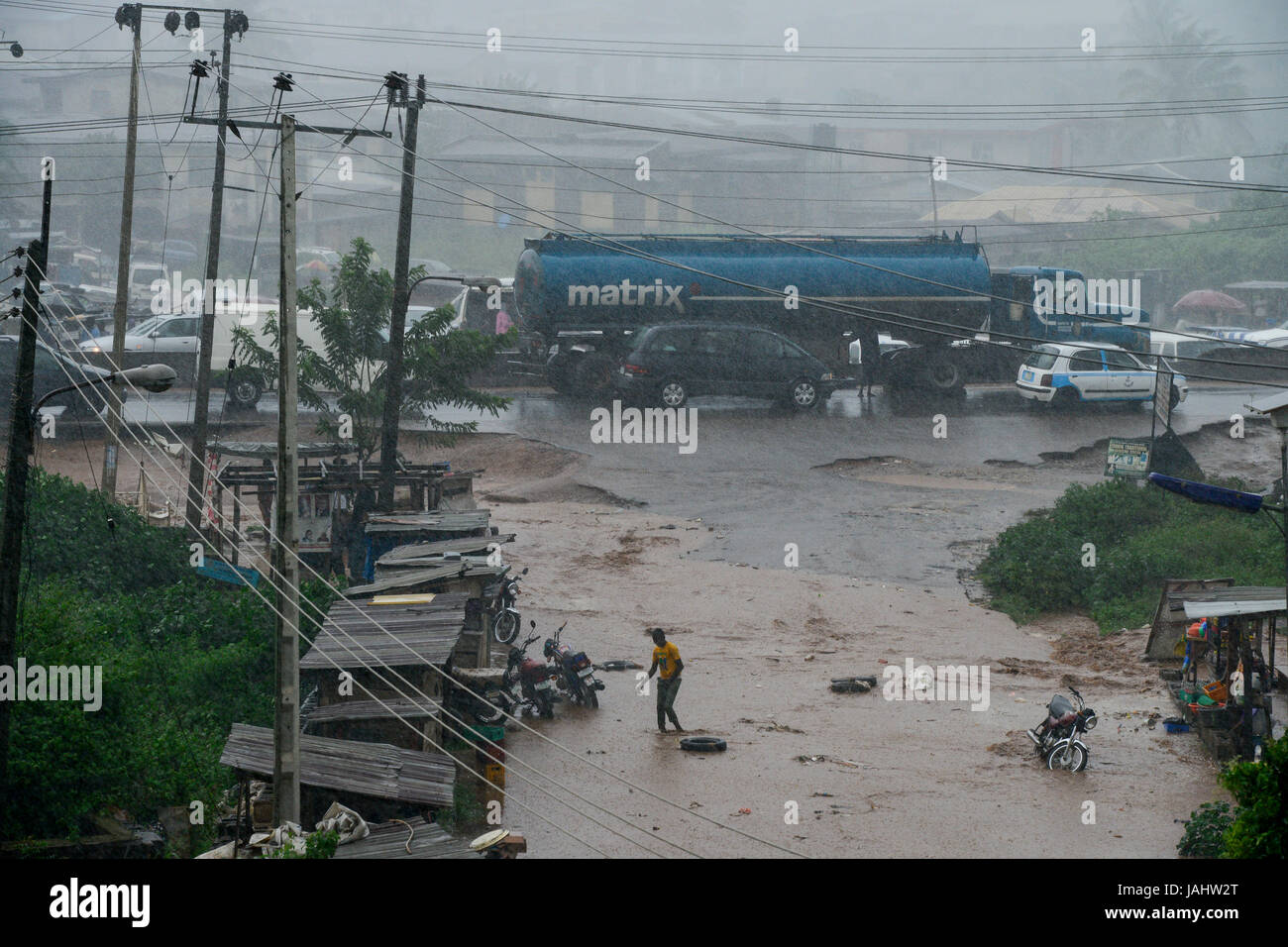 NIGERIA, Oyo State, Ibadan, highway Lagos - Ibadan during raining season / Autobahn Ibadan -Lagos in der Regenzeit Stock Photo