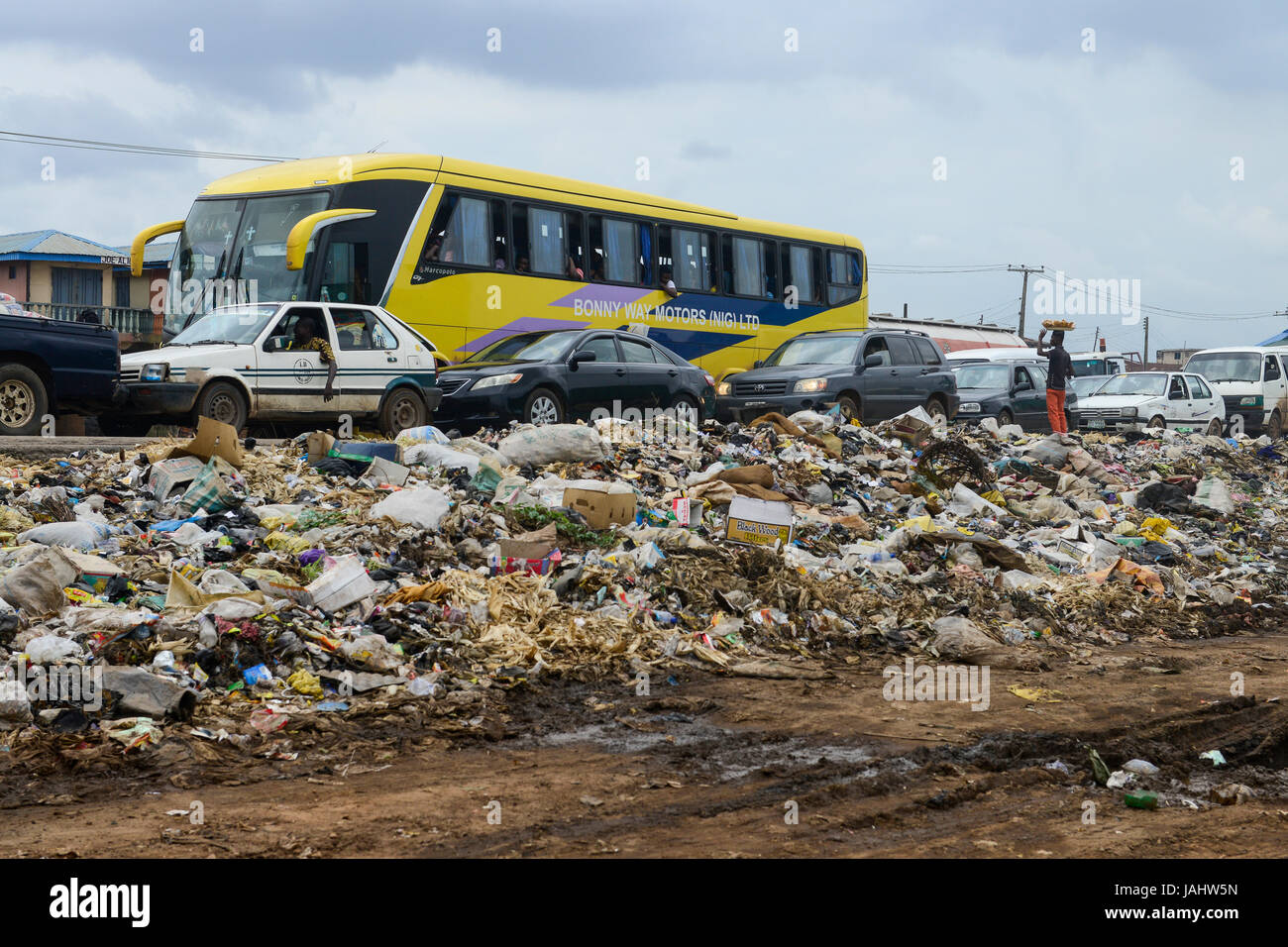 NIGERIA, Oyo State, Ibadan, highway Lagos - Ibadan, heavy traffic with truck, garbage dumping along the road Stock Photo