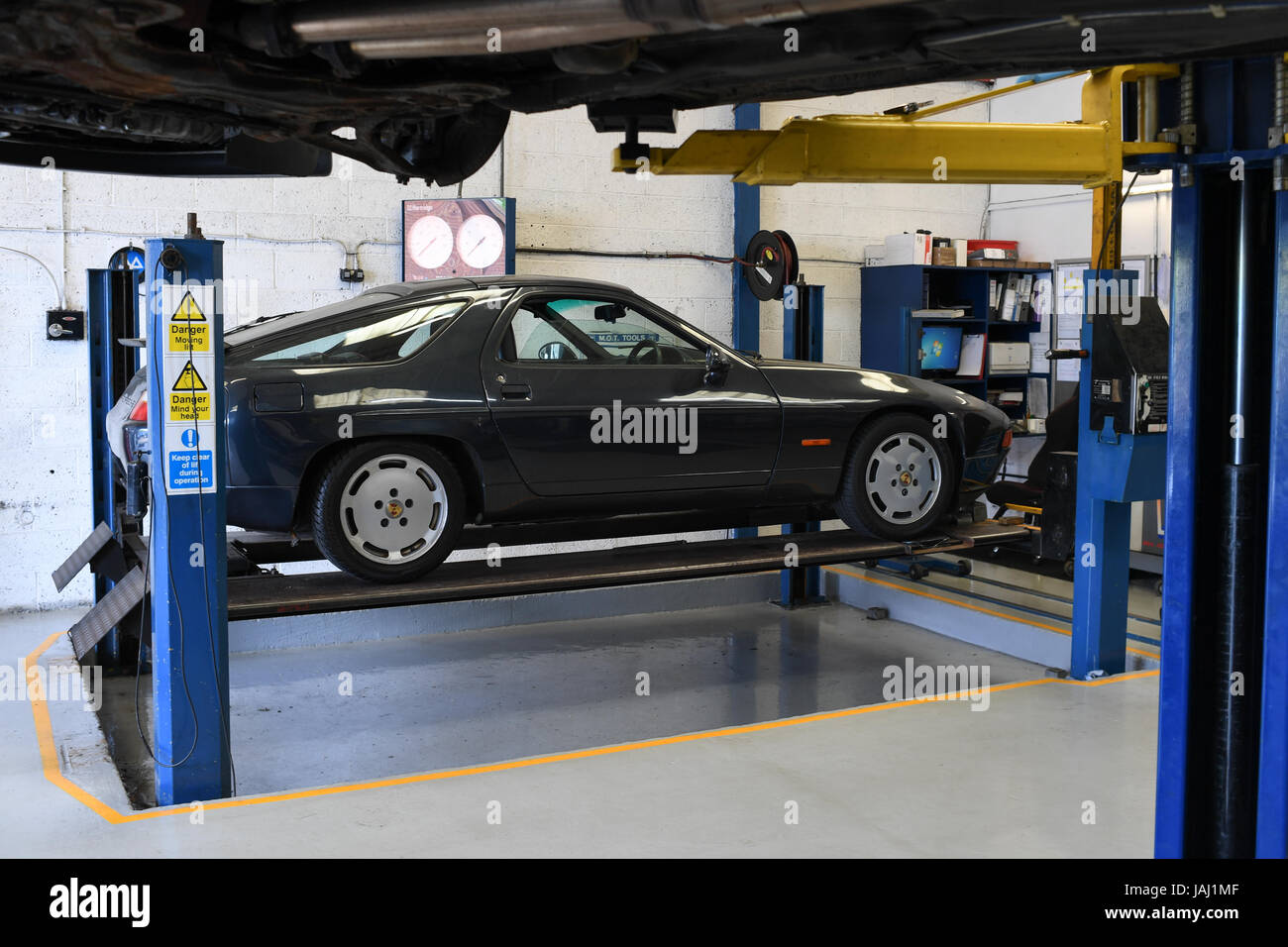 Classic car lift garage hi-res stock photography and images - Alamy