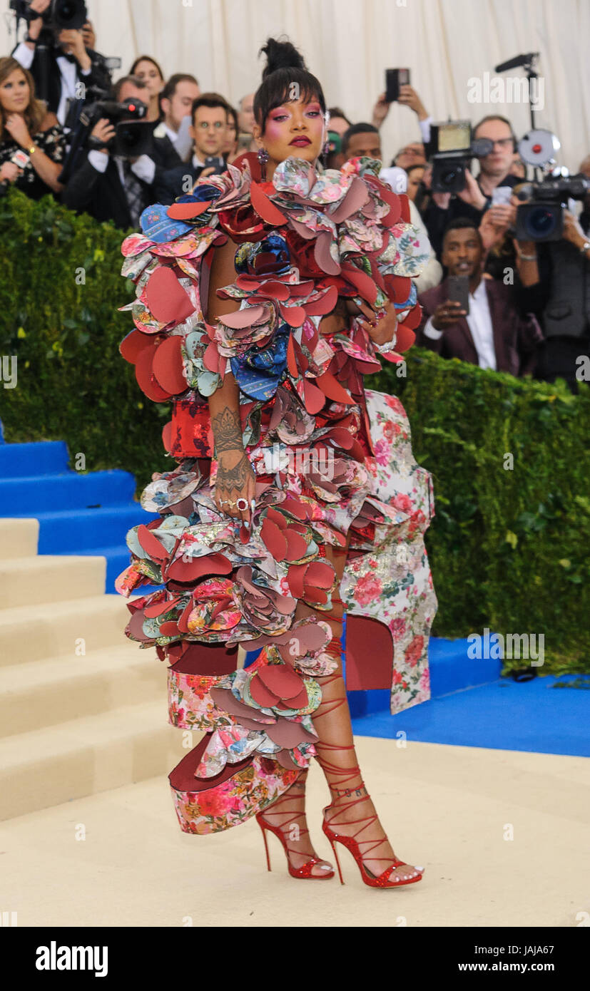rihanna comme des garcons