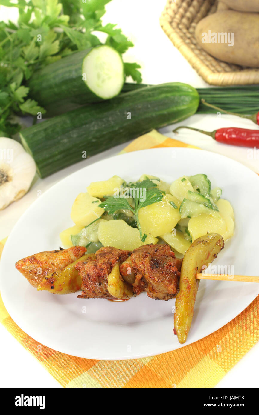 Kartoffel-Gurkensalat mit Feuerspießen auf hellem Hintergrund Stock ...