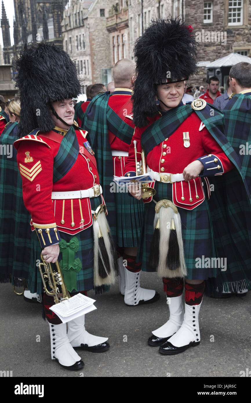 Scotland,Edinburgh,The royal Mile,military save,musician in traditional clothes Stock Photo Alamy