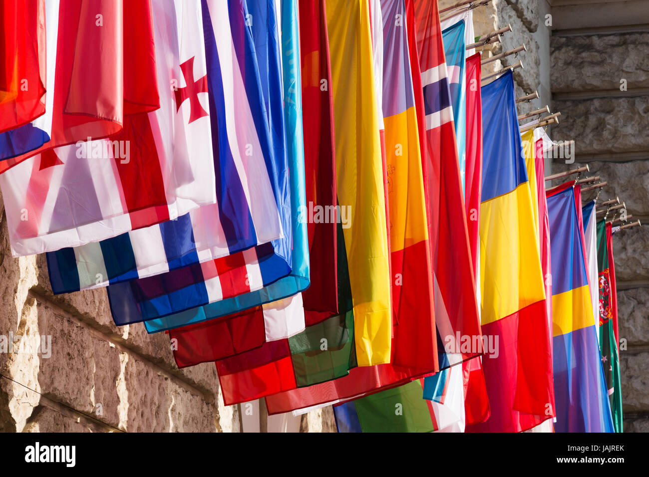 Internationale Fahnen, verschiedene Flaggen auf Fahnenstange Stock Photo