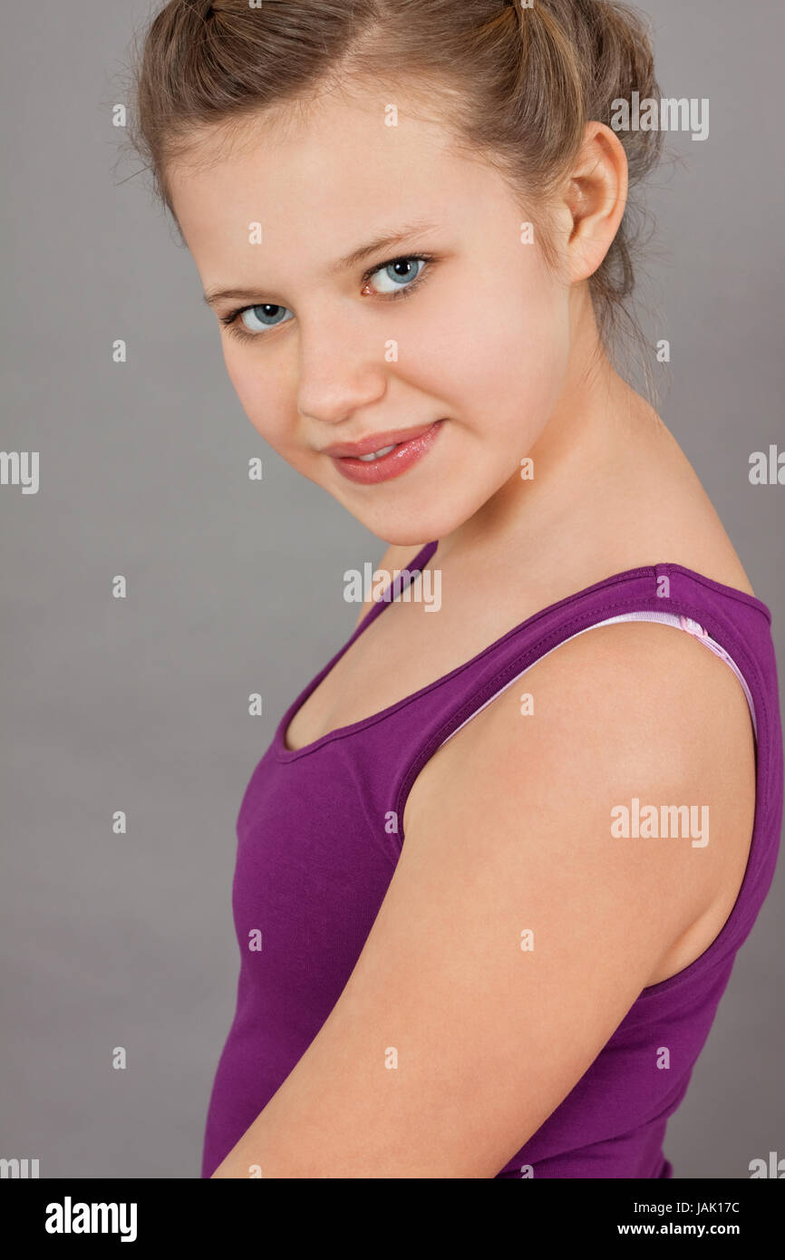 Junges Teenager Mädchen mit blauen augen und pinkes Shirt lachend glücklich Stock Photo