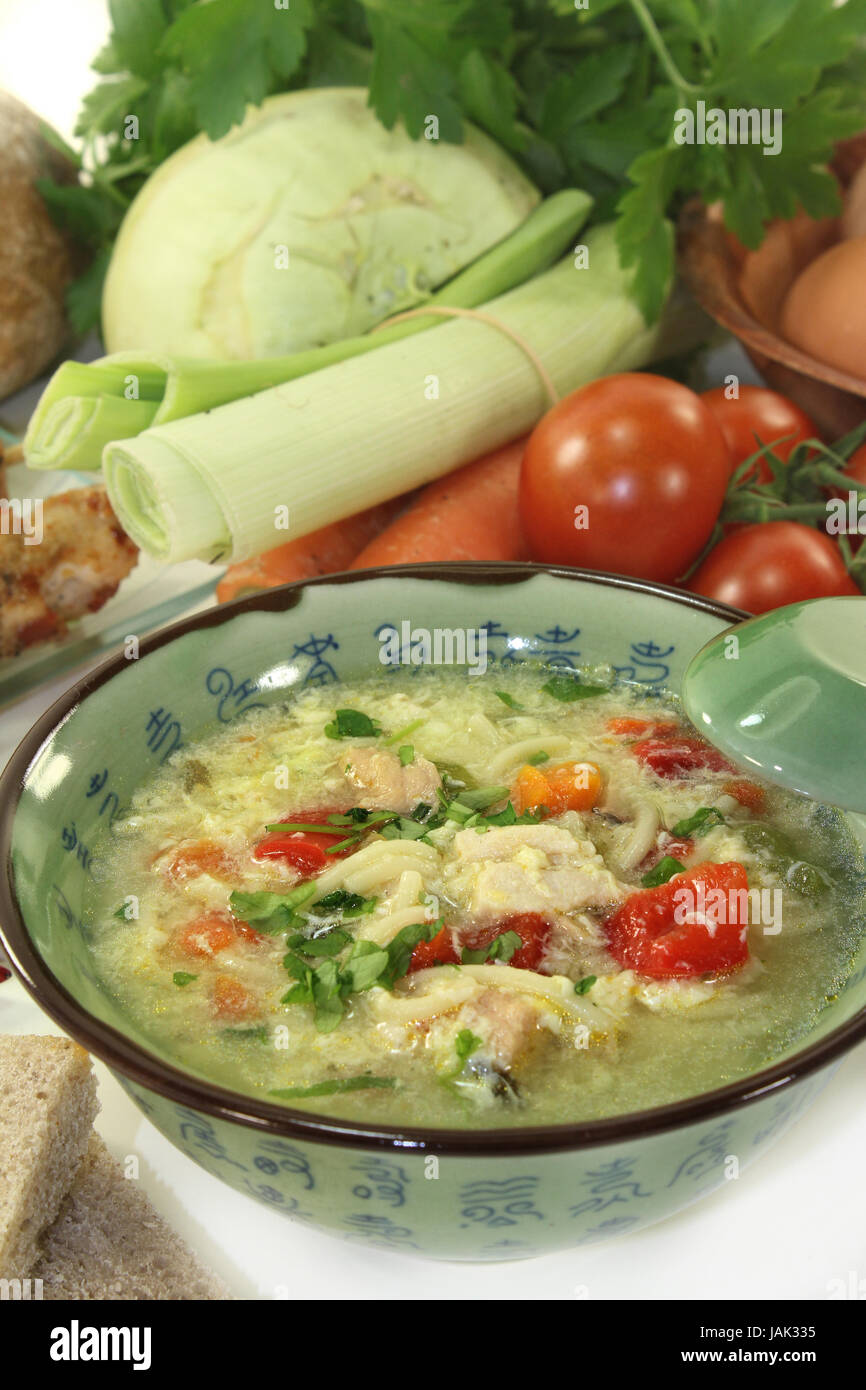 eine Hühnersuppe mit Ei und Petersilie Stock Photo - Alamy