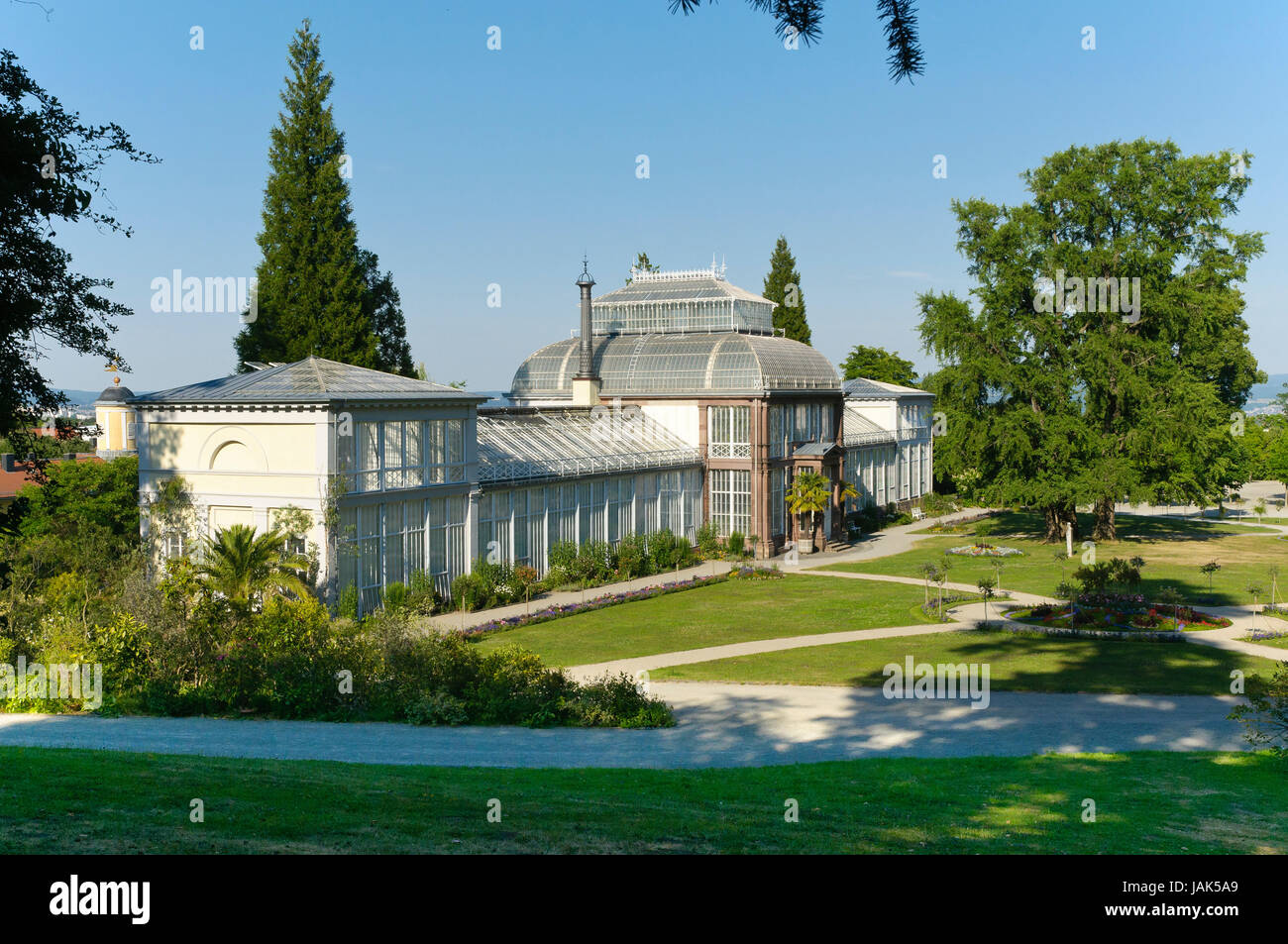 Das Große Gewächshaus steht unmittelbar westlich des Ballhauses. Es ist eine der ersten Stahl-Glas-Konstruktionen überhaupt und wurde 1822 nach Plänen von Bromeis errichtet. Bauherr war Kurfürst Wilhelm II. 1887 wurde der ursprünglich runde Mittelbau durch ein kubisches Palmenhaus ersetzt. Heute kann es von Oktober bis Mai besichtigt werden. Stock Photo