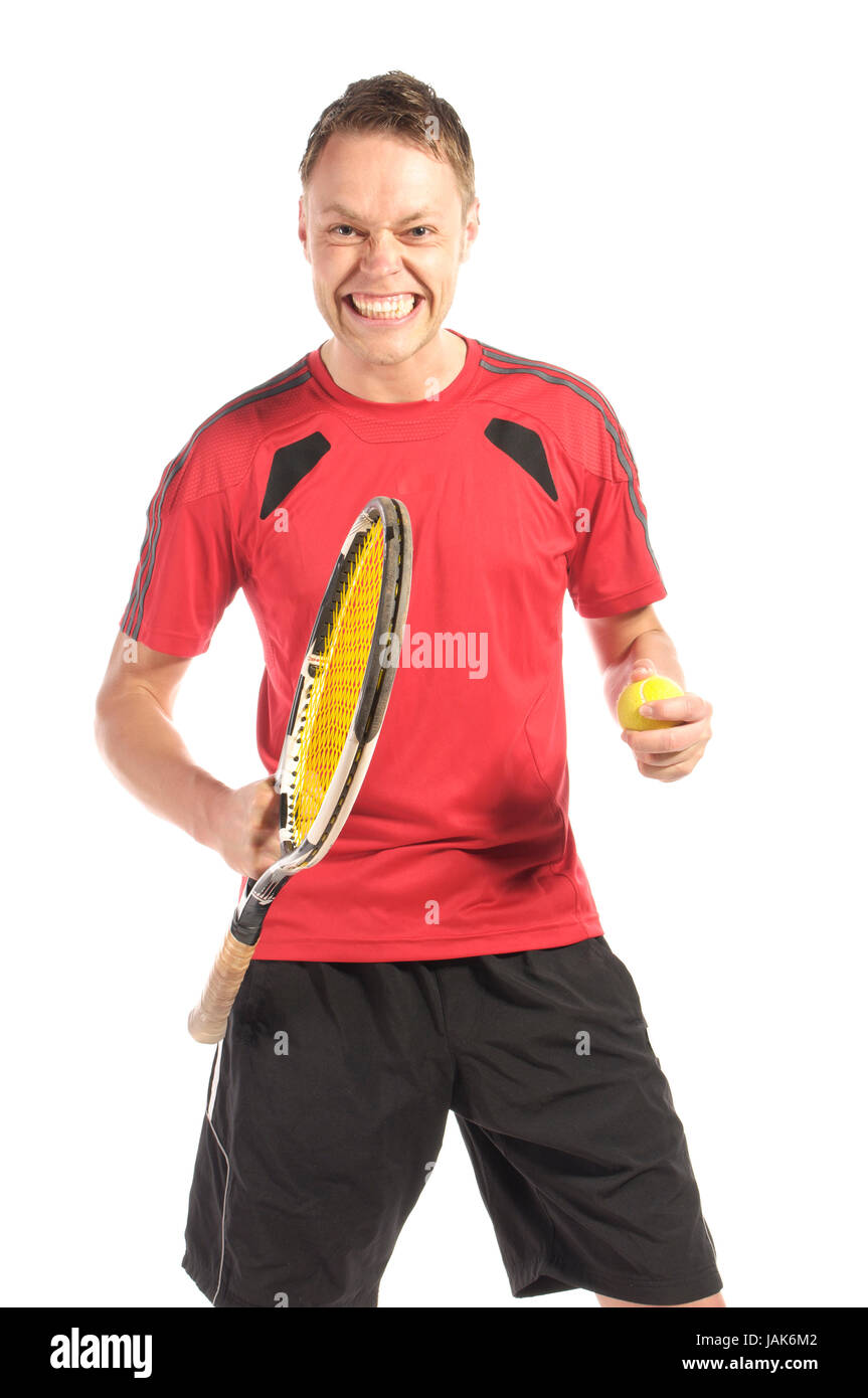 Junger Mann in rotem Tennishirt und Tennisschläger spielt Tennis, isoliert vor weißem Hintergrund. Stock Photo