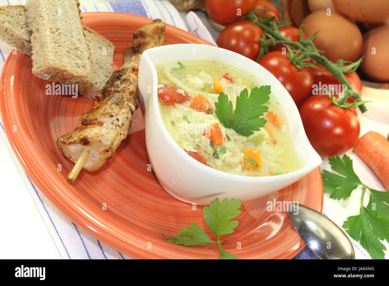 Hühnersuppe mit Ei, Nudeln und Suppengrün auf hellem Hintergrund Stock ...