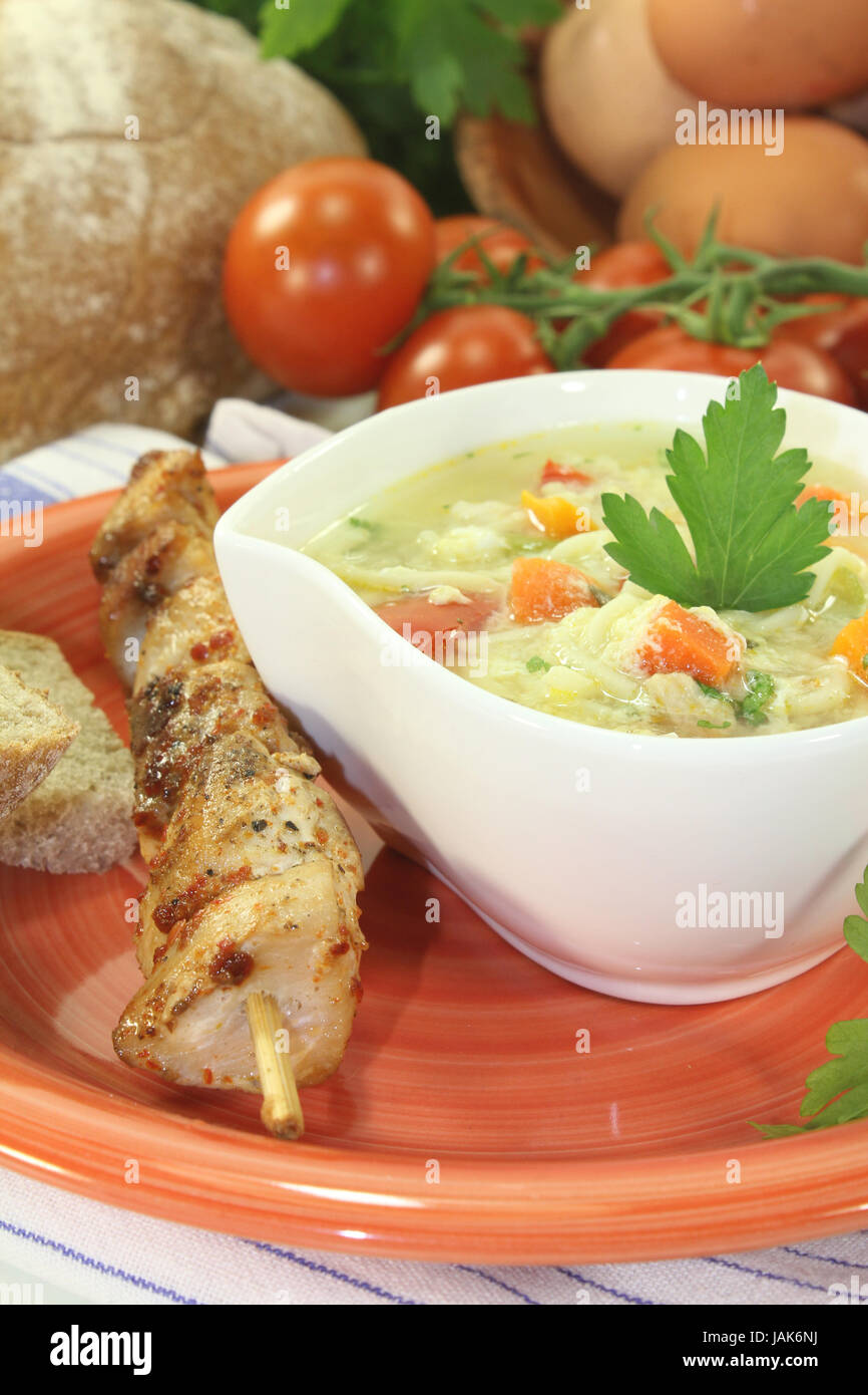 Hühnersuppe mit Ei, Nudeln und Tomaten auf hellem Hintergrund Stock ...