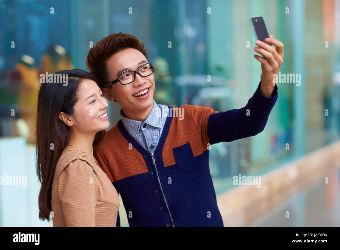Young Chinese couple Shopping in the Street Stock Photo - Alamy