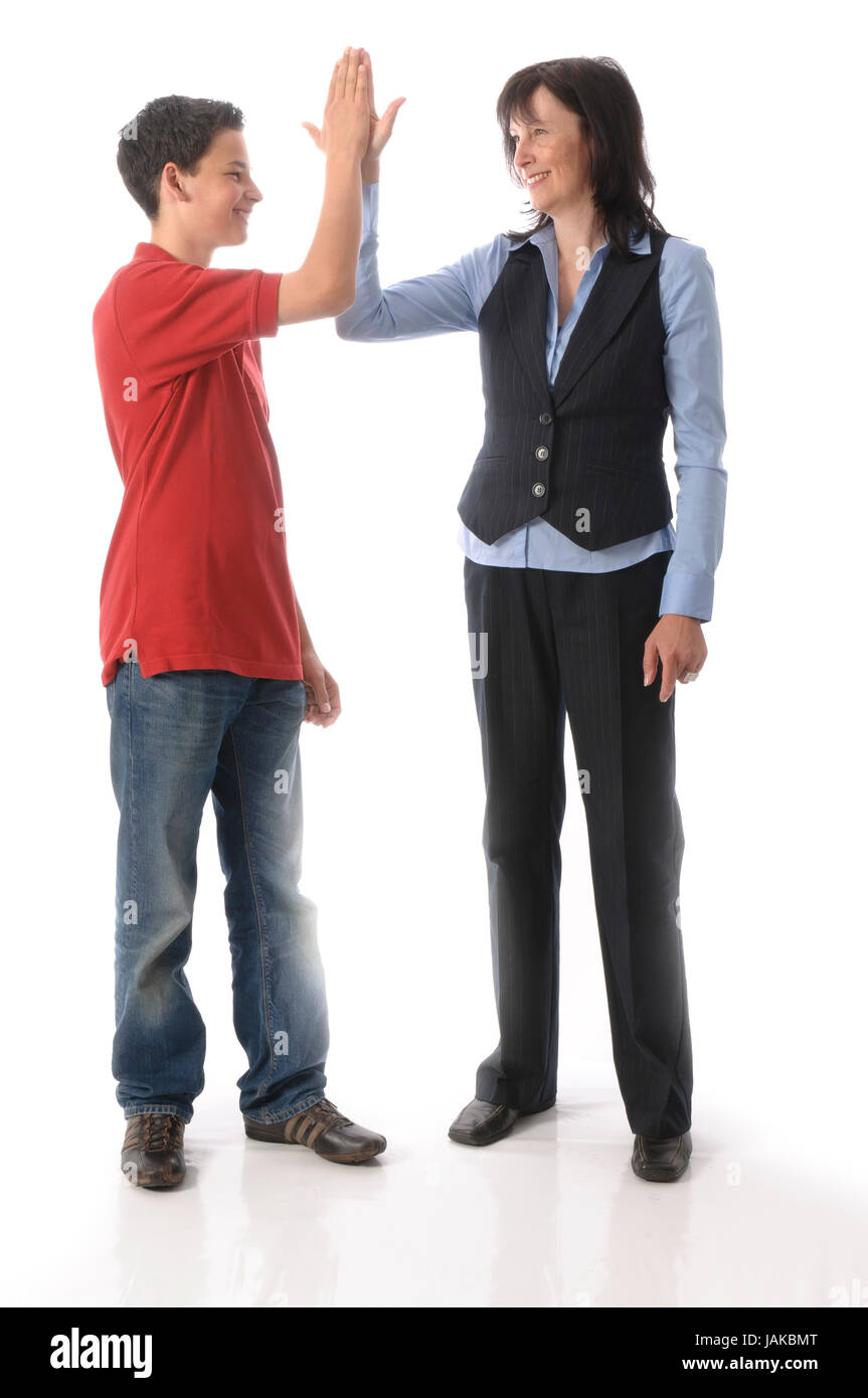 Erwachsene Frau und Teenager Junge beim abklatschen und Händeschütteln Stock Photo