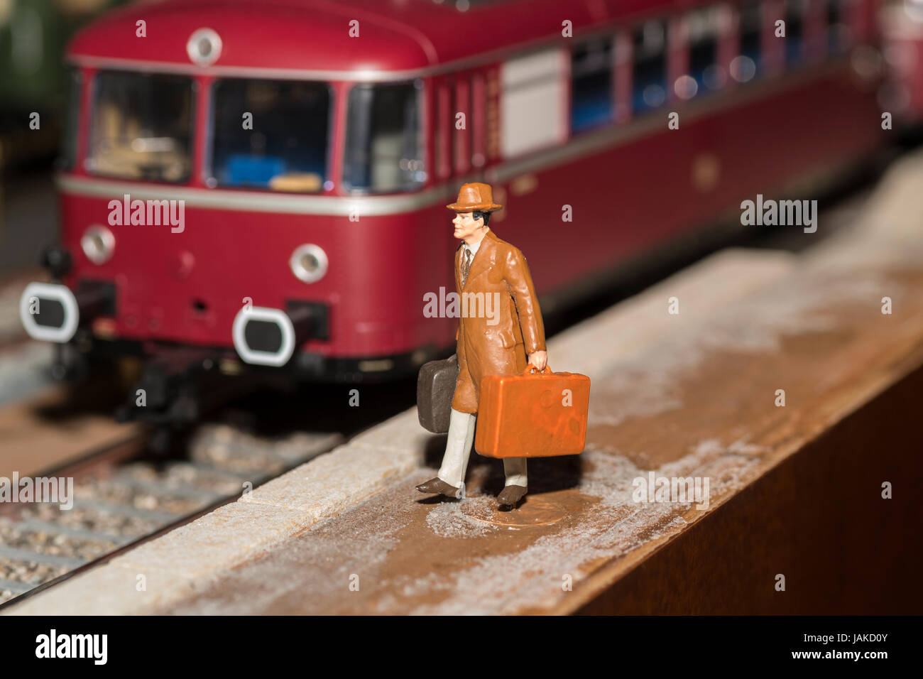 Mann mit Koffer auf Bahnhof im Modellbau Stock Photo - Alamy