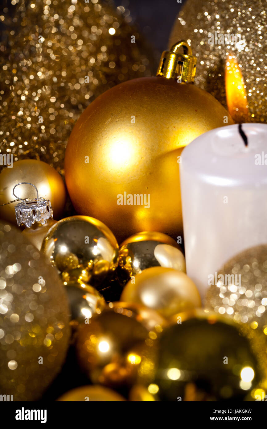 festliche goldene weihnachtsdekoration im kerzenlicht christbaum schmuck advent Stock Photo
