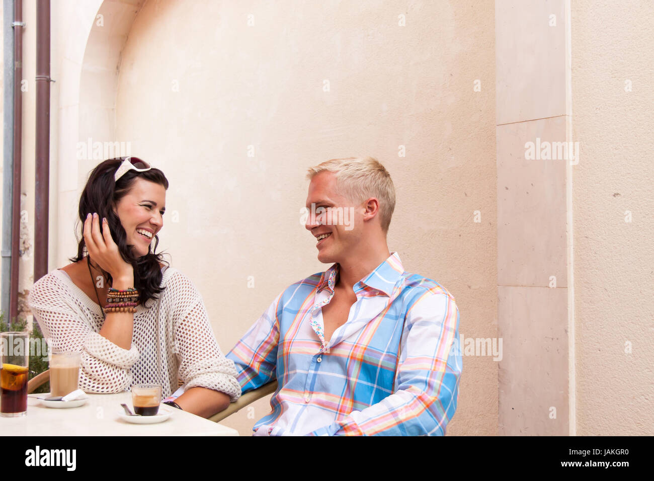 junges attraktives paar in einem cafe im sommer unterhalten sich urlaub freizeit Stock Photo