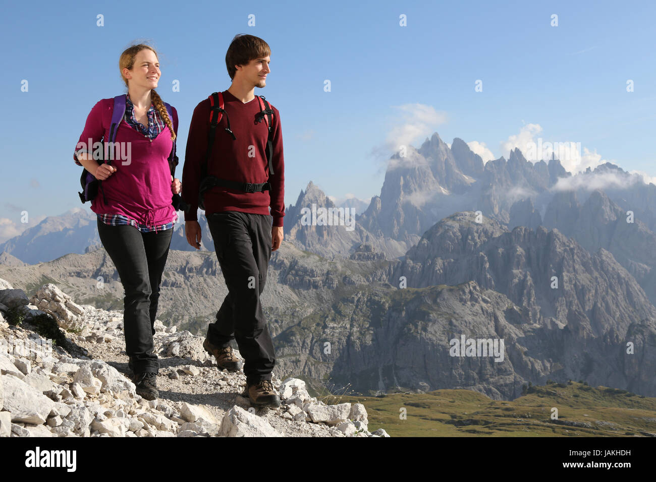 Zwei jugendliche Freunde wandern in den Bergen Alpen Dolomiten Stock Photo