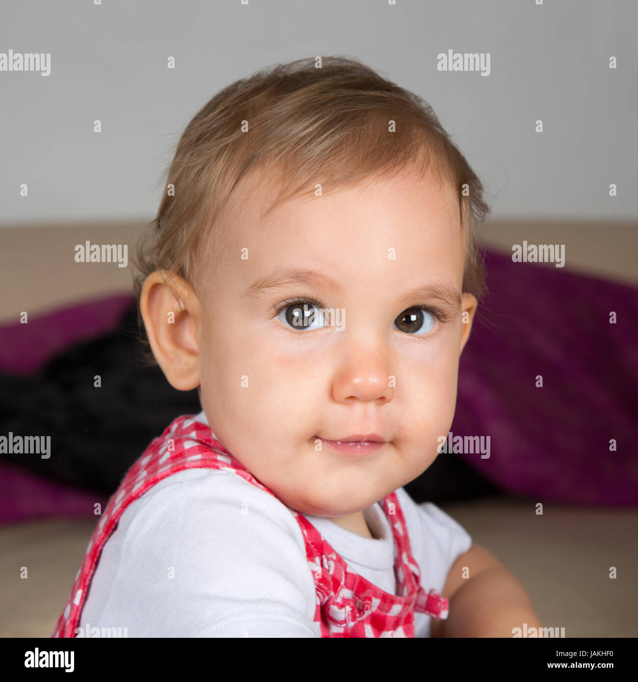 Portrait Eines Glucklichen Baby Das In Die Kamera Lacht Stock