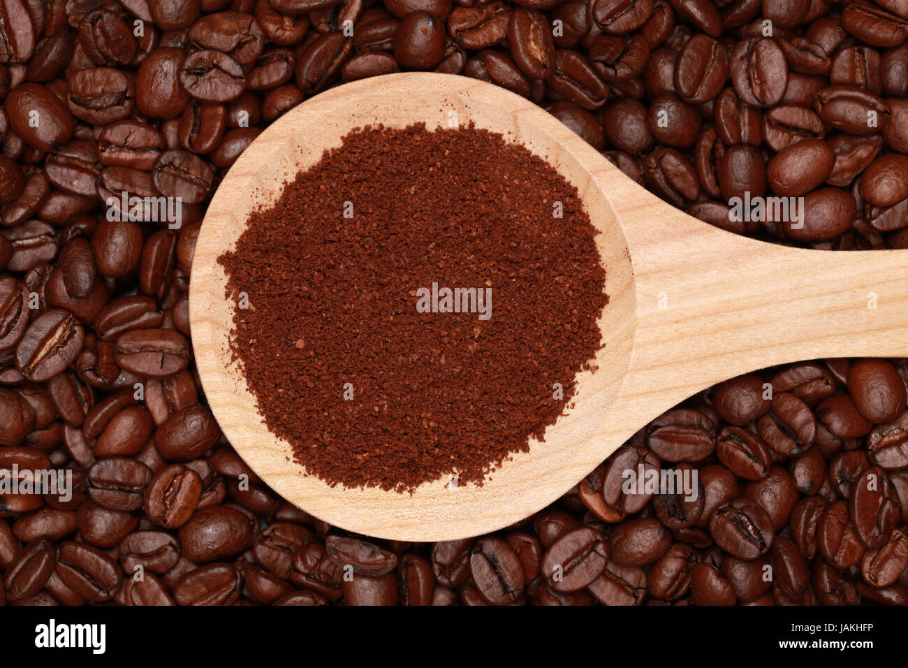 Kaffee auf einem Holzlöffel mit Kaffeebohnen im Hintergrund Stock Photo