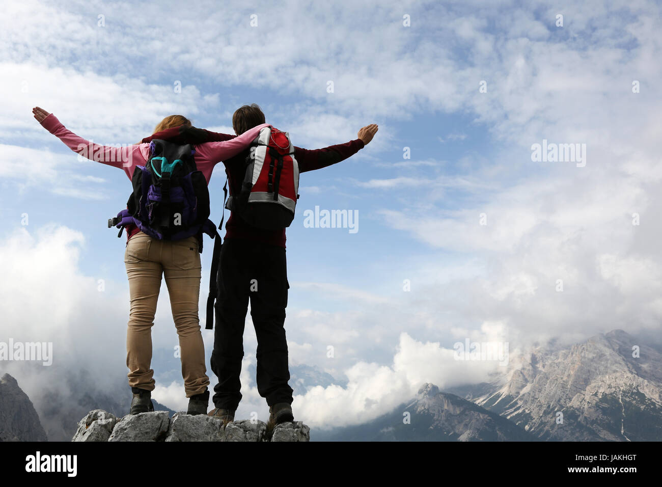 Zwei junge Bergsteiger auf einem Berggipfel genießen ihren Erfolg Stock Photo