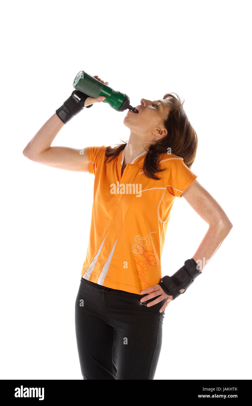 Erwachsene Frau macht Sport und trinkt aus ihrer Wasserflasche vor weißem Hintergrund Stock Photo