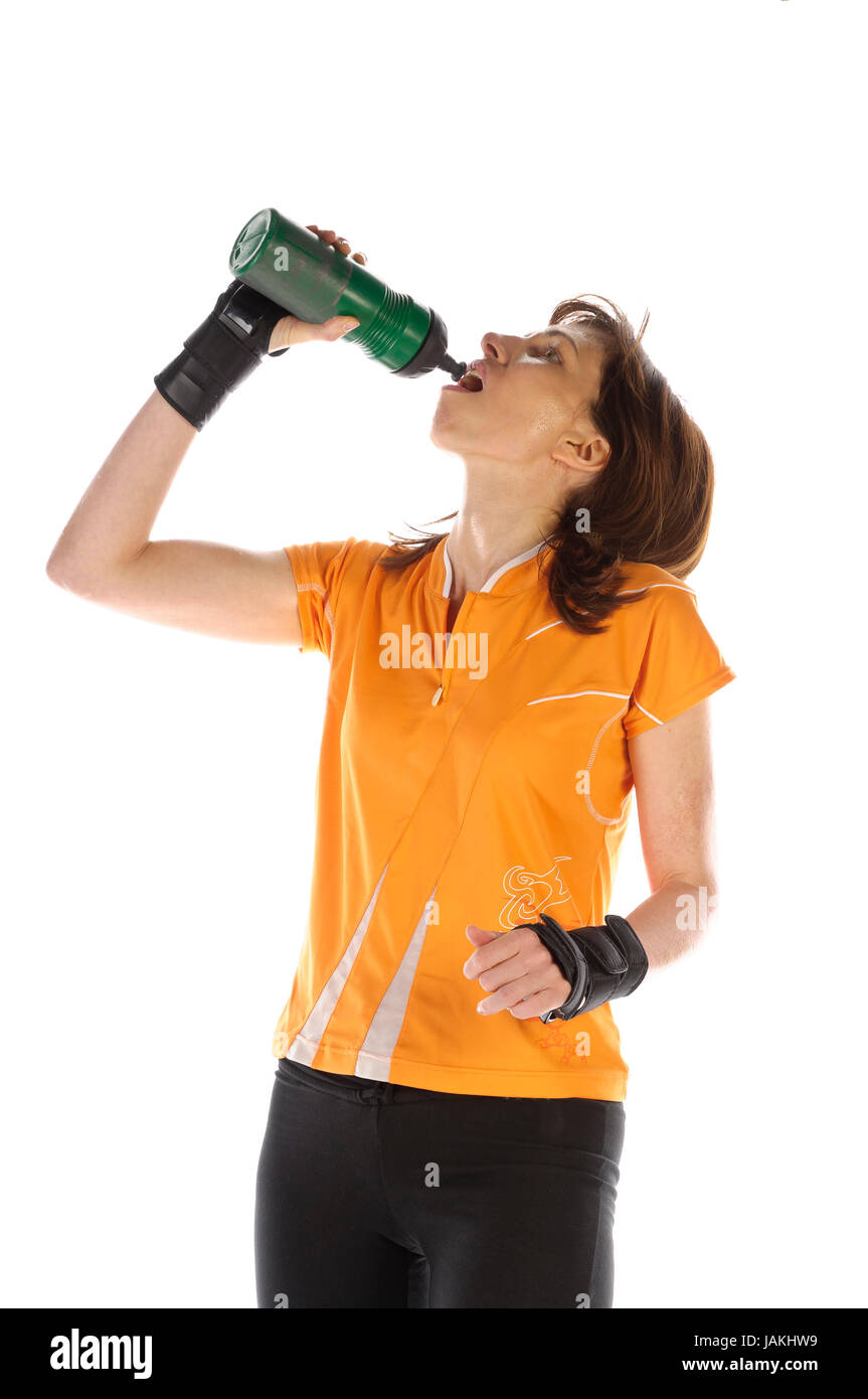 Erwachsene Frau macht Sport und trinkt aus ihrer Wasserflasche vor weißem Hintergrund Stock Photo