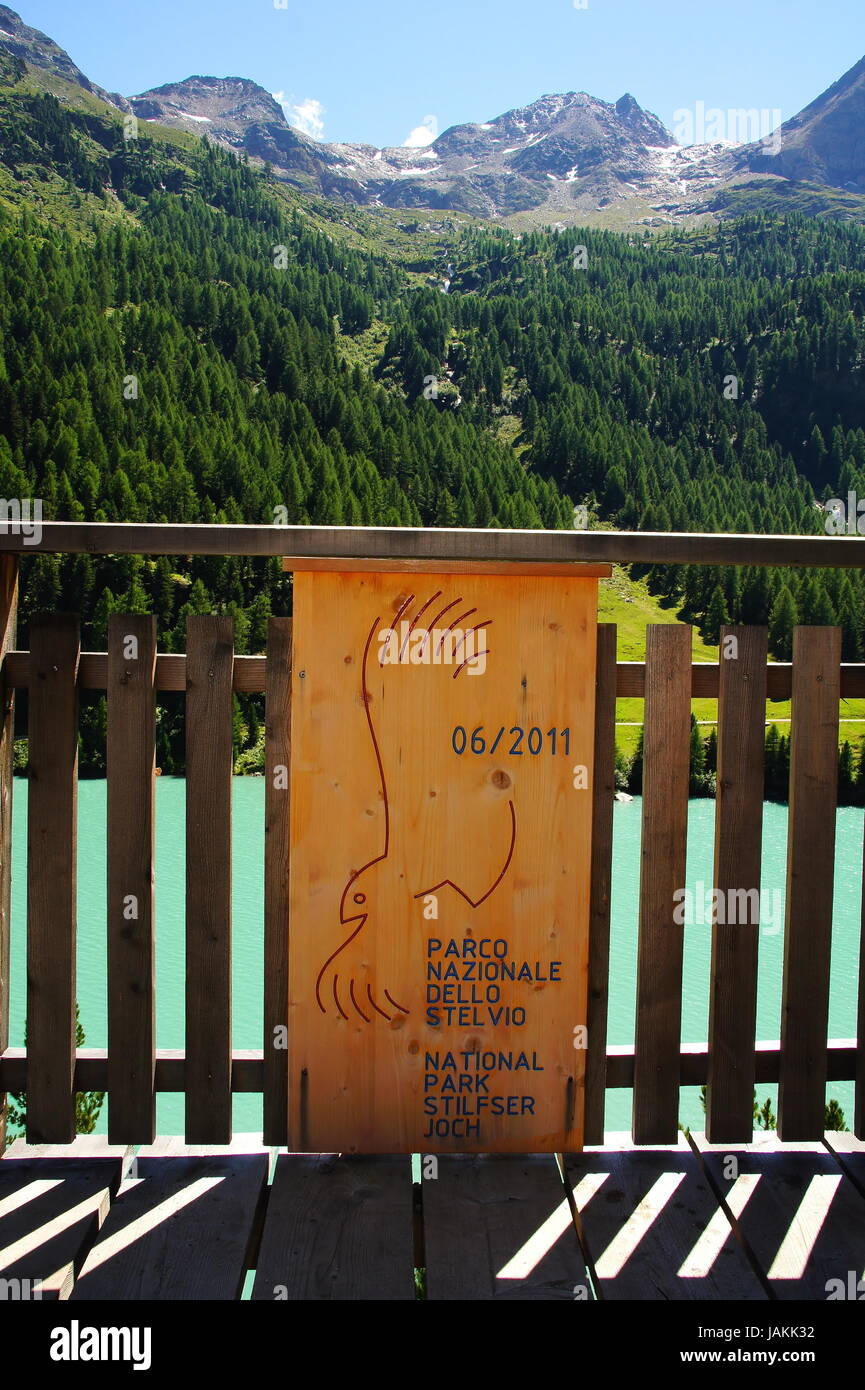 Holztafel am Zufrittsee im Martelltal in Südtirol Stock Photo