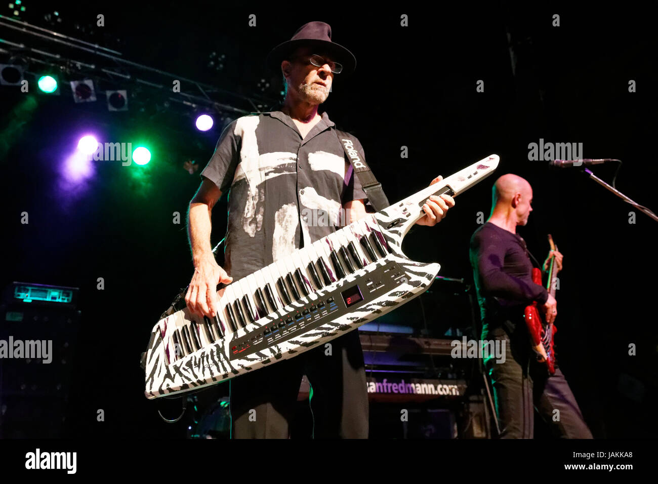 Manfred Manns Earthband, Keyboarder Manfred Mann von Manfred Manns  Earthband im Konzertim LKA-Stuttgart, am 27.10.2013 Stock Photo - Alamy