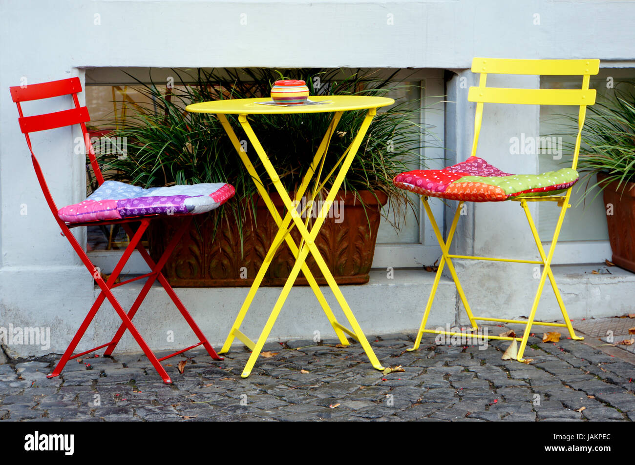 zwei Klappstühle und ein Klapptisch, Nordrhein-Westfalen, Deutschland,  Aachen Stock Photo - Alamy