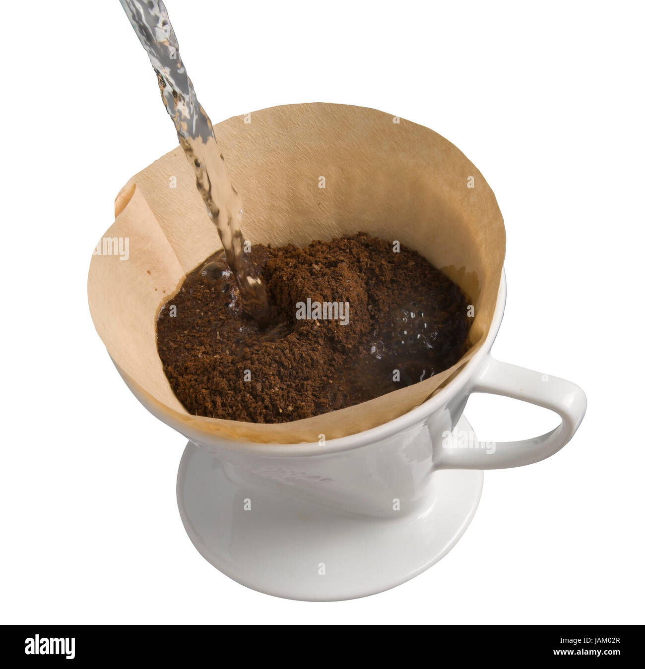 Kaffee wird im klassichen Porzellanfilter gekocht, Kaffeepuler in  ungebleichtem Papierfilter wird mit kochendem Wasser aufgebrüht vor weißem  Hintergrund Stock Photo - Alamy