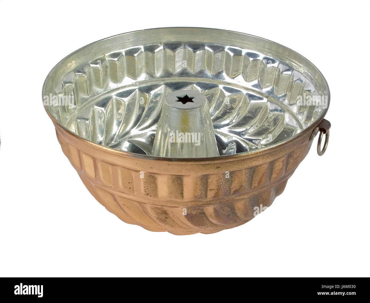 Runde Kuchenform aus Kupfer vor weißem Hintergrund Stock Photo - Alamy