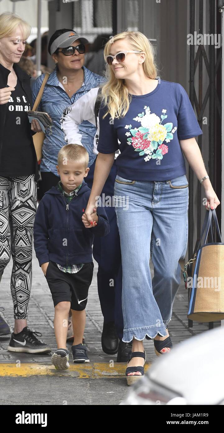 Reese witherspoons son tennessee james toth