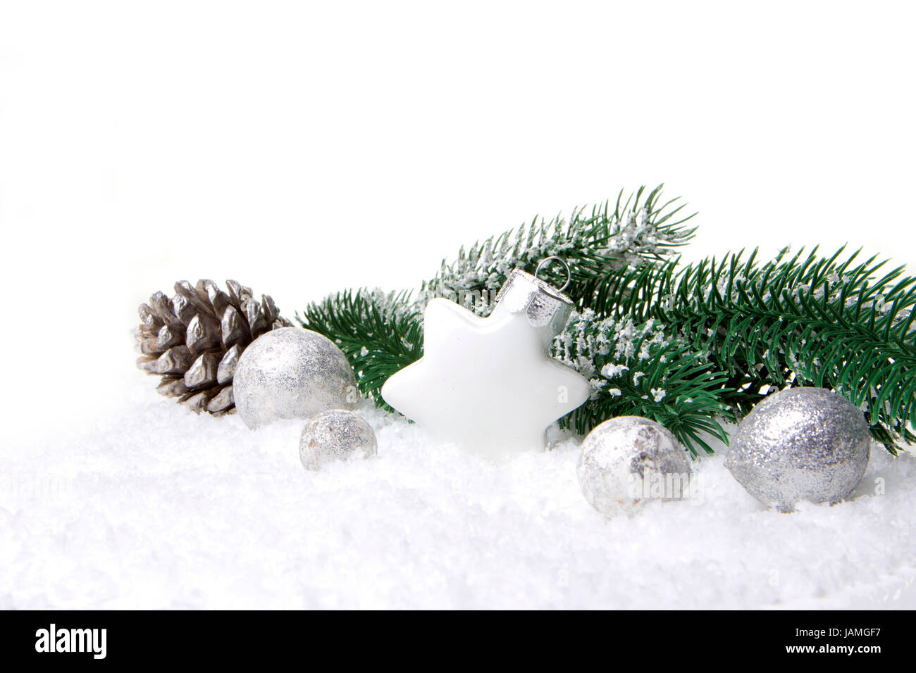 Weihnachten, Dekoration mit Tannenzweig, Tannenzapfen, Weihnachtskugel  silber und weiß Stock Photo - Alamy