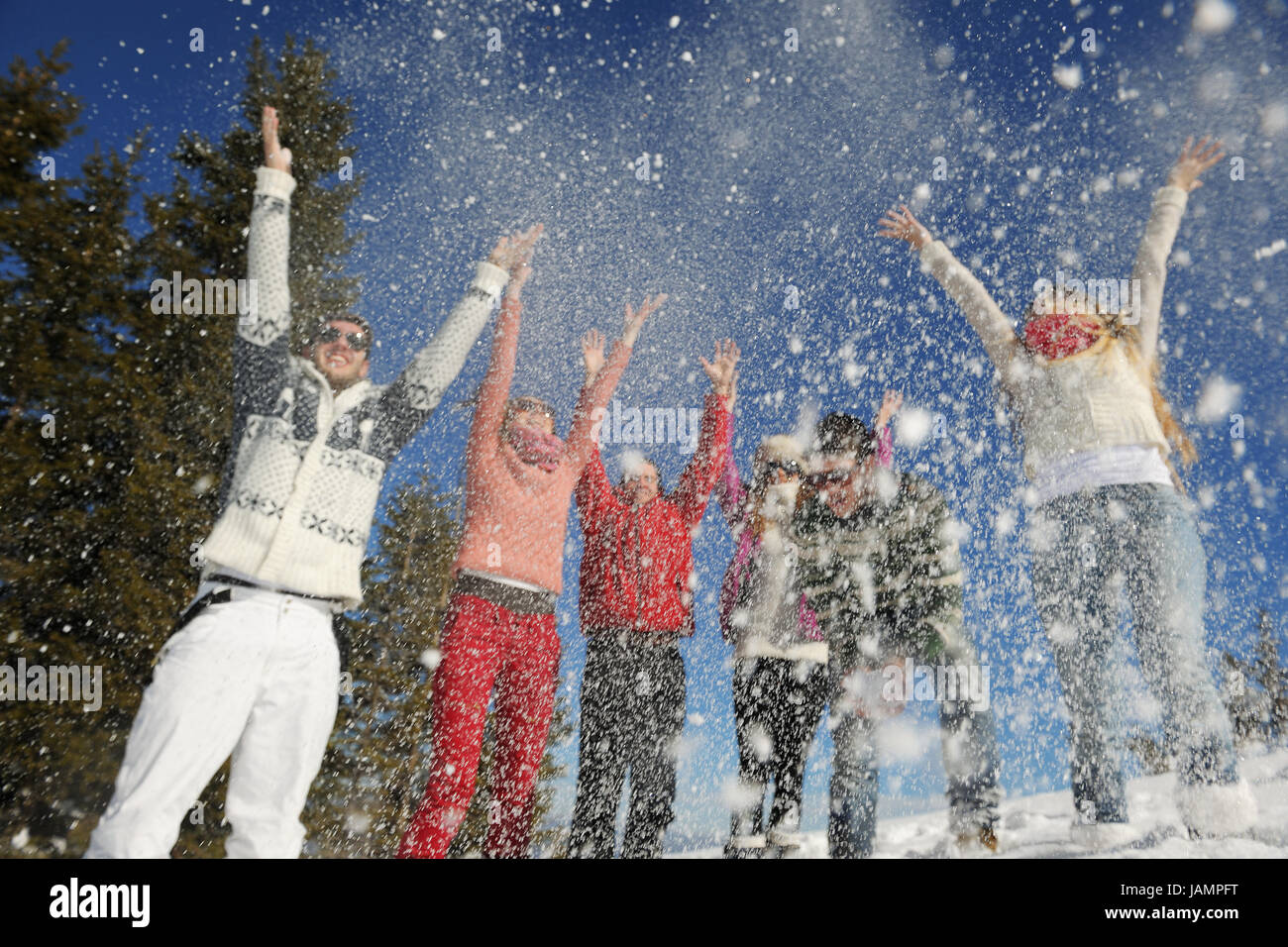 корпоративный новый год. новый год компания друзей. празднуют новый год. рождественских вечеринок прохорова. веселится народ на снежной вечеринке.