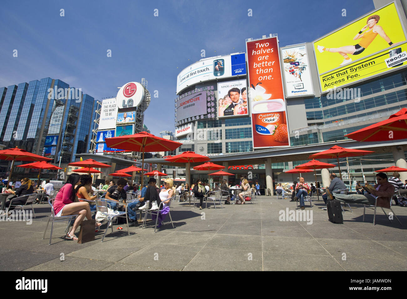Yonge dundas square hires stock photography and images Alamy