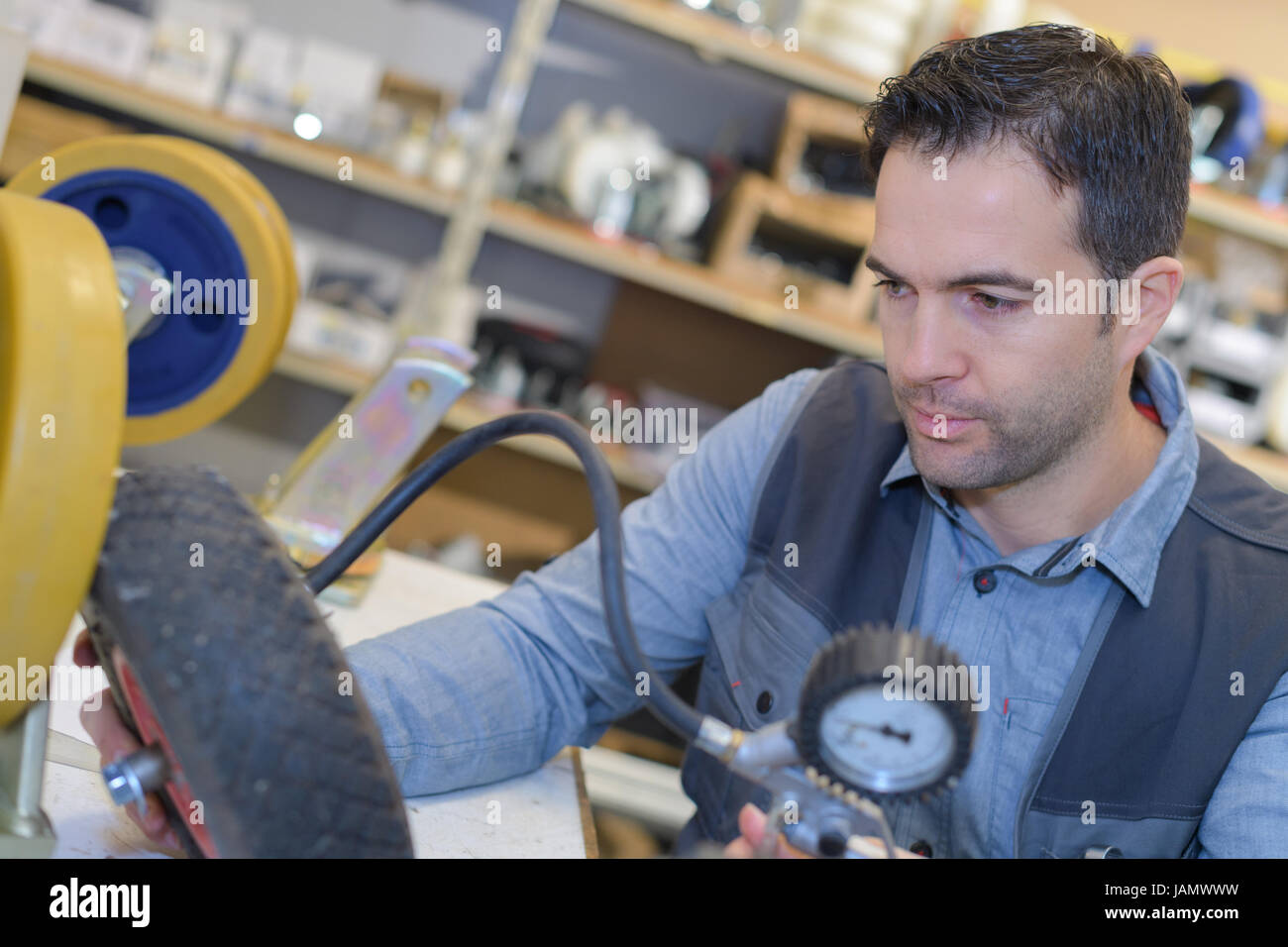 man holding pressure gauge for tyre pressure measurement Stock Photo ...