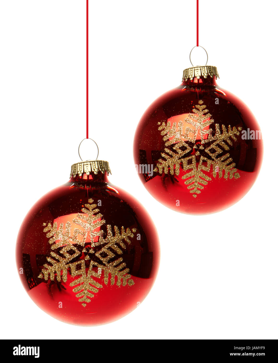 rote Christbaumkugeln mit Weihnachtsstern hängend isoliert mit weißem Hintergrund Stock Photo