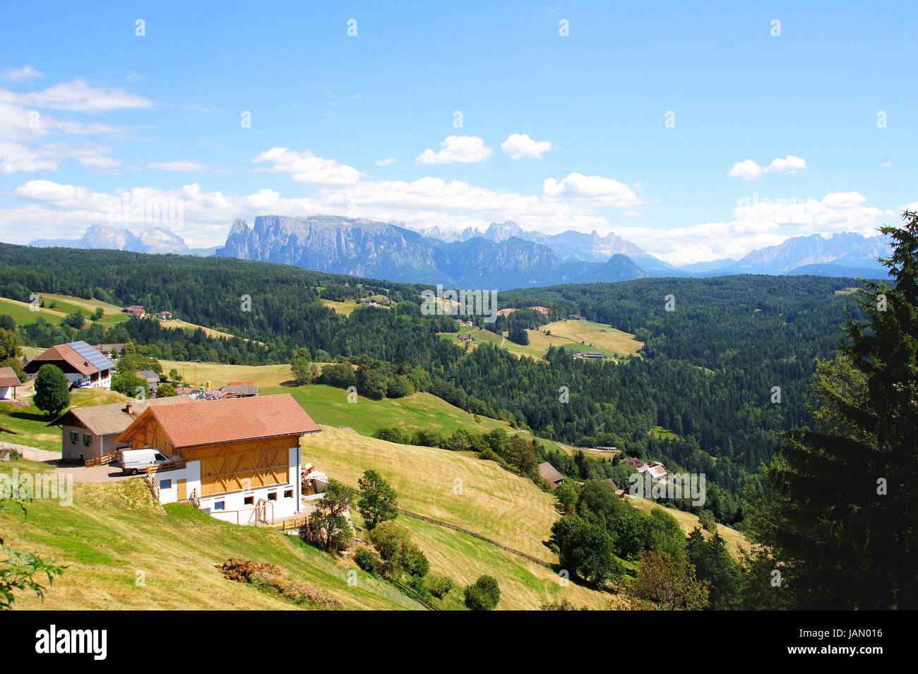 Landschaft oberhalb Bozen mit Blick zu den Dolomiten Stock Photo